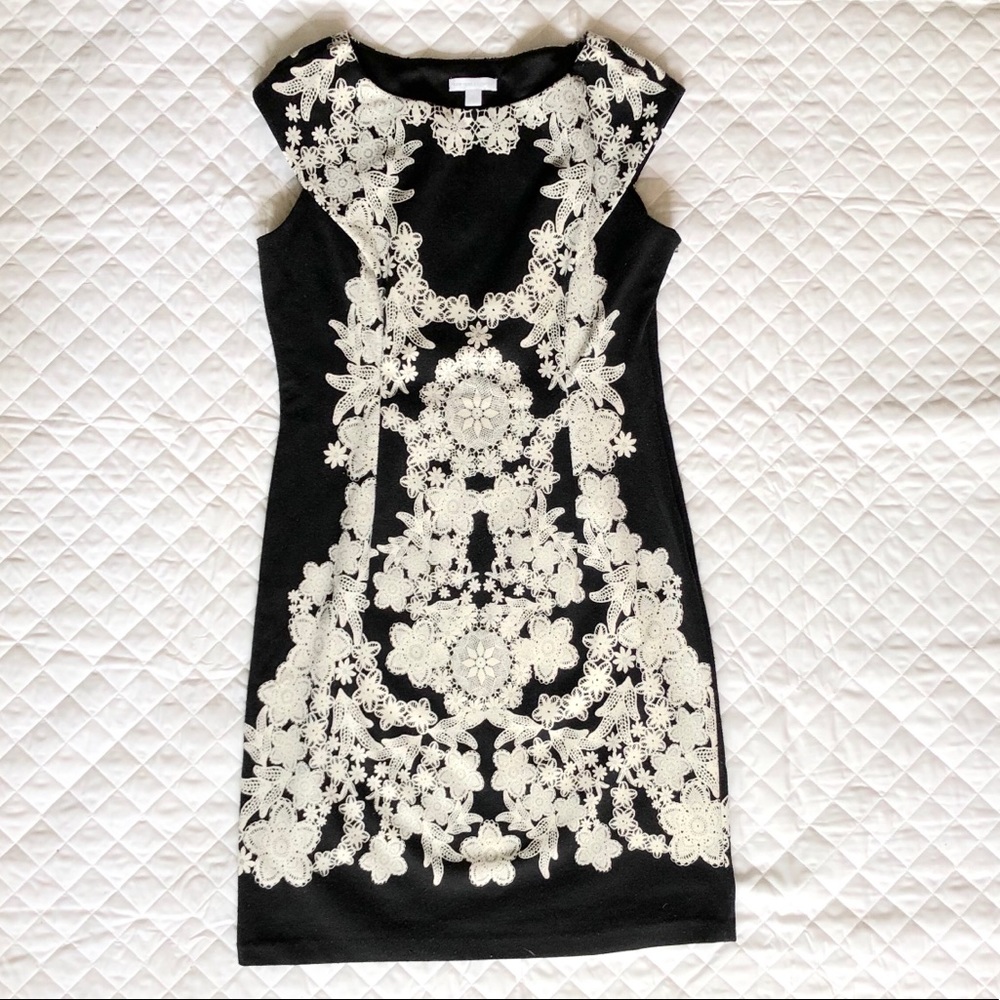 Figure flattering black/off white dress size M